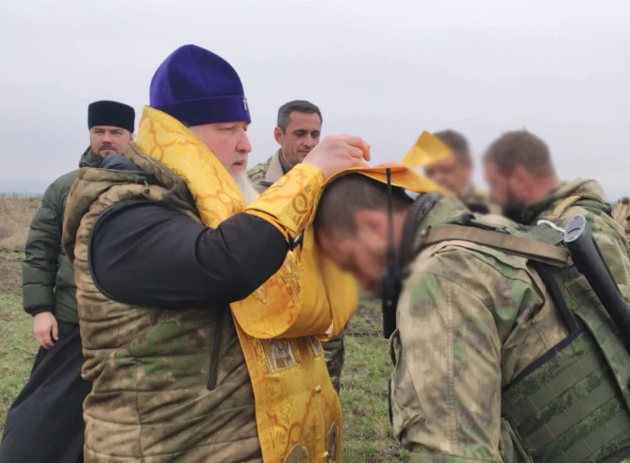 Stavropoles un Ņevinnomiskas metropolīts Kirils frontes līnijā. 