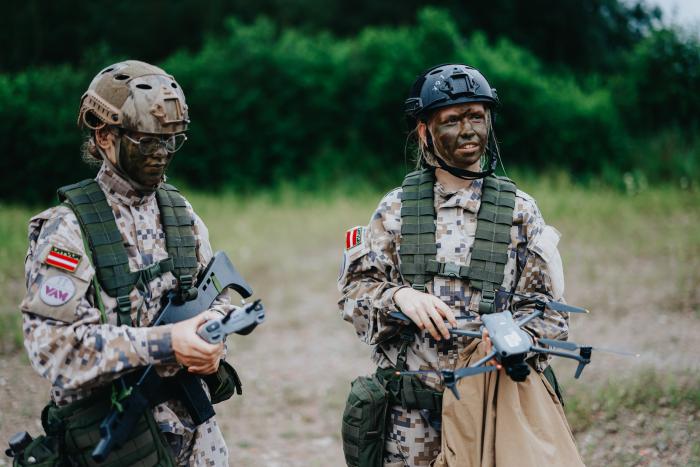 Valsts aizsardzības mācības jaunieši nometnē “Mežainē” apgūst drona operatora prasmes