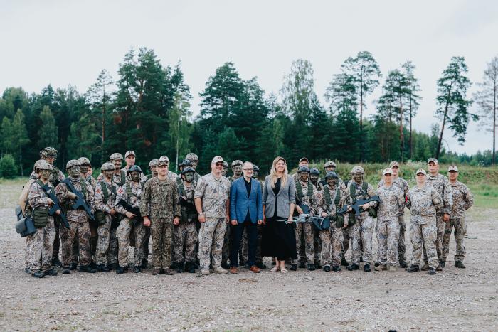Valsts aizsardzības mācības jaunieši nometnē “Mežainē” apgūst drona operatora prasmes