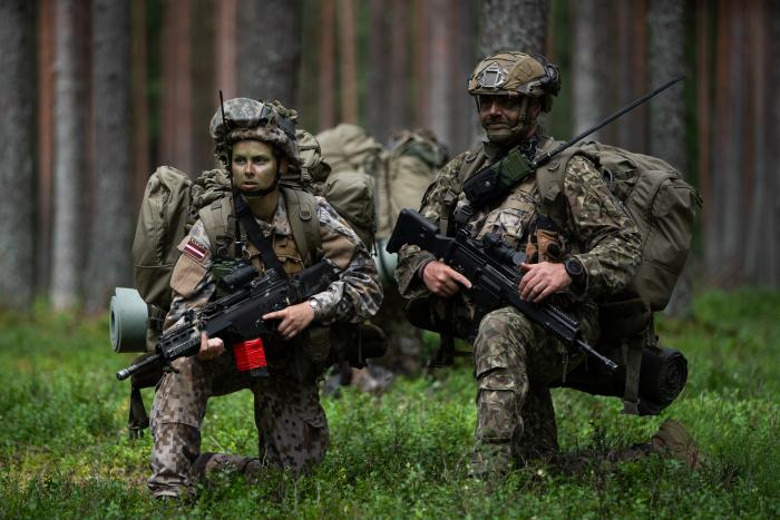 Foto: Brīvprātīgo rezervistu militārās pamatapmācības kursa dalībnieki / Mārtiņš Eglīts / "Sargs.lv"