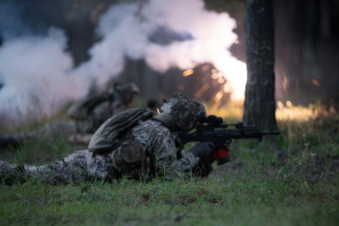 Foto: Brīvprātīgo rezervistu militārās pamatapmācības kursa dalībnieki / Mārtiņš Eglīts / "Sargs.lv"
