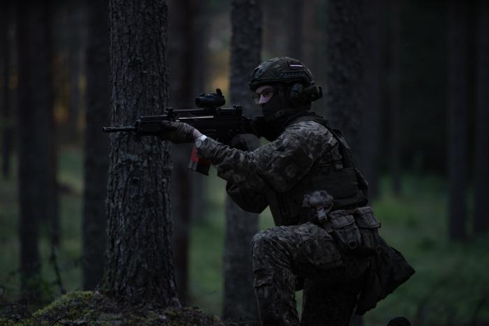 Foto: Brīvprātīgo rezervistu militārās pamatapmācības kursa dalībnieki / Mārtiņš Eglīts / "Sargs.lv"