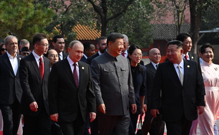 Ķīns prezidents Sji Dziņpiņs kopā ar kara noziedznieku agresorvalsts Krievijas diktatoru Vladimiru Putinu un Ziemeļkorejas totalitāro līderi Kimu Čen Unu