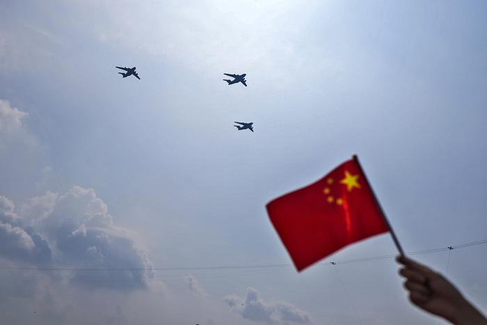 Ķīnas Tautas atbrīvošanas armijas karavīri soļo parādē Pekinā par godu 80. uzvaras gadadienai Otrajā pasaules karā