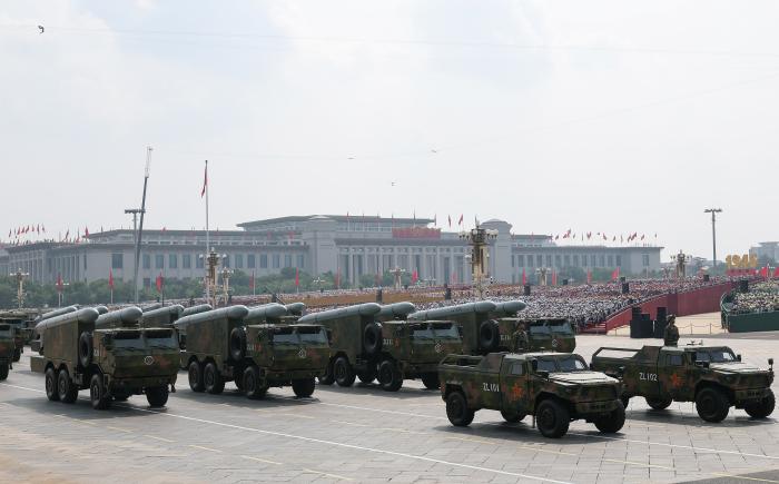 Raķešu palaišanas iekārtas militārajā parādē