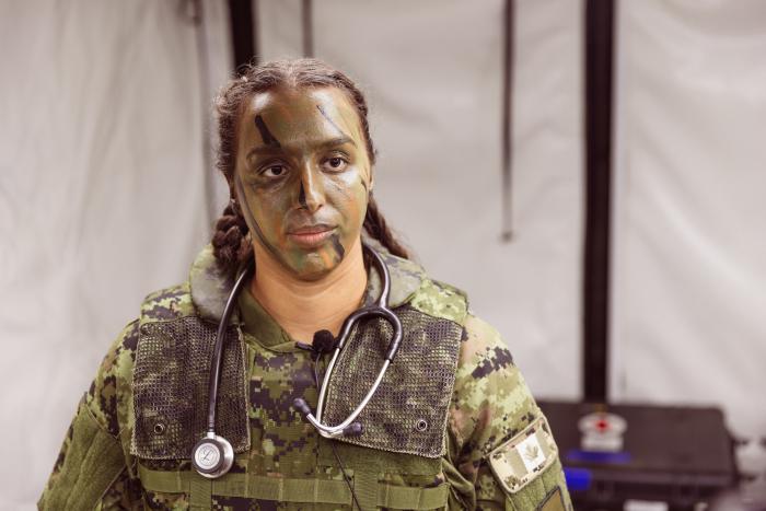 NATO daudznacionālās brigādes Kanādas kontingenta karavīre glābēja Linda Nelsone