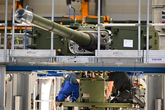 Kaujas tanku "Leopard 2" ieroču sistēmu montāža "KNDS" rūpnīcā