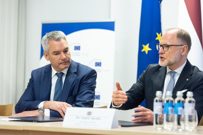 EIB viceprezidents Karls Nēhammers un aizsardzības ministrs Andris Sprūds.