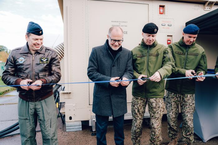 Lielvārdē atklāj UH-60M “Black Hawk” lidojumu mācību simulatora klasi