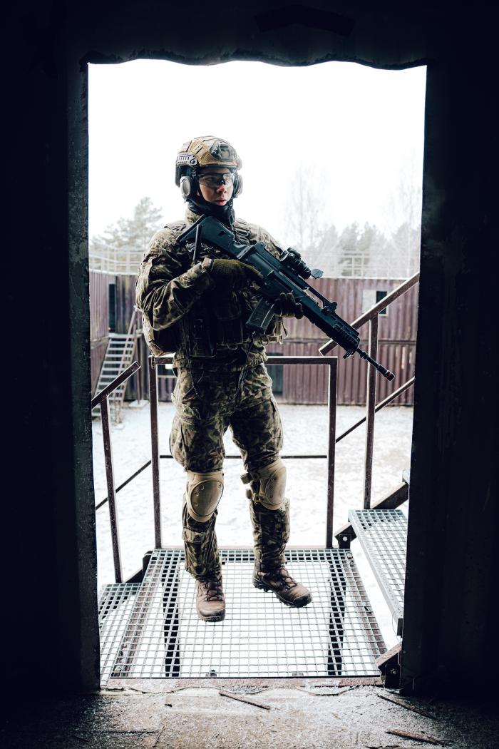 Sauszemes spēku Mehanizētās kājnieku brigādes karavīri piedalās grupas komandieru apmācību kursā