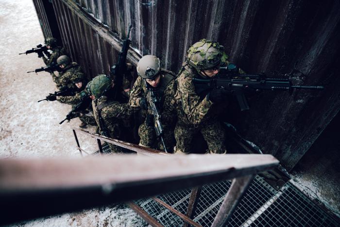 Sauszemes spēku Mehanizētās kājnieku brigādes karavīri piedalās grupas komandieru apmācību kursā