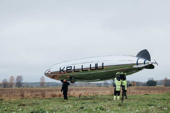 Kelluu tiek pacelts gaisā