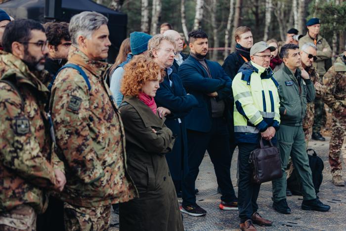 Klātesošie viesu dienā poligonā
