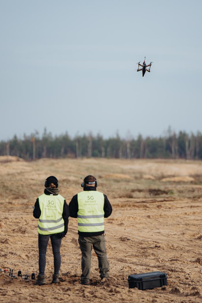 Dons un dronu operatori