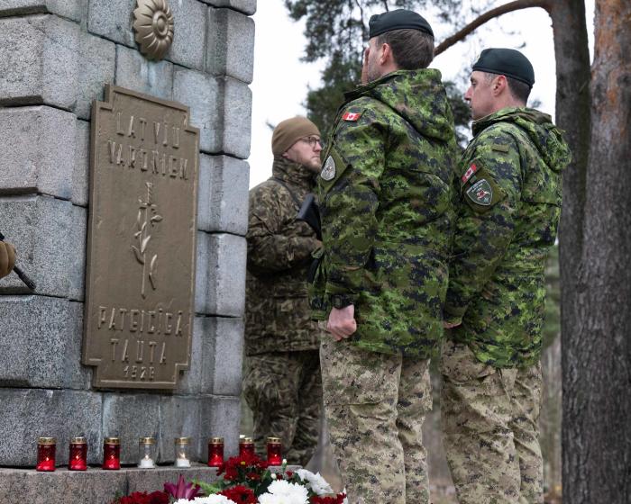 NATO sabiedroto karavīri Latvijas Neatkarības kara piemiņas pasākumā Daugavpilī