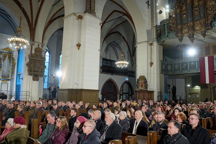 Klātesošie baznīcā