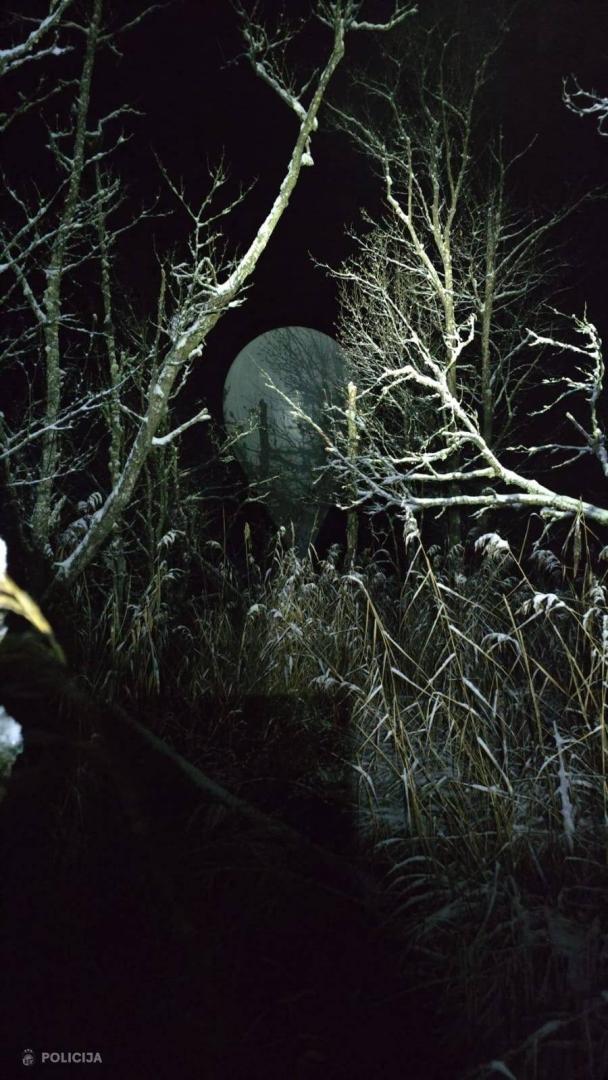 Kontrobandas cigaretes iepakojumā, pie balona