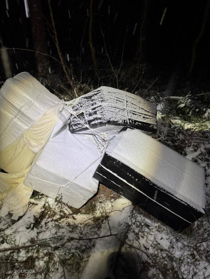 Kontrobandas cigaretes iepakojumā, pie balona