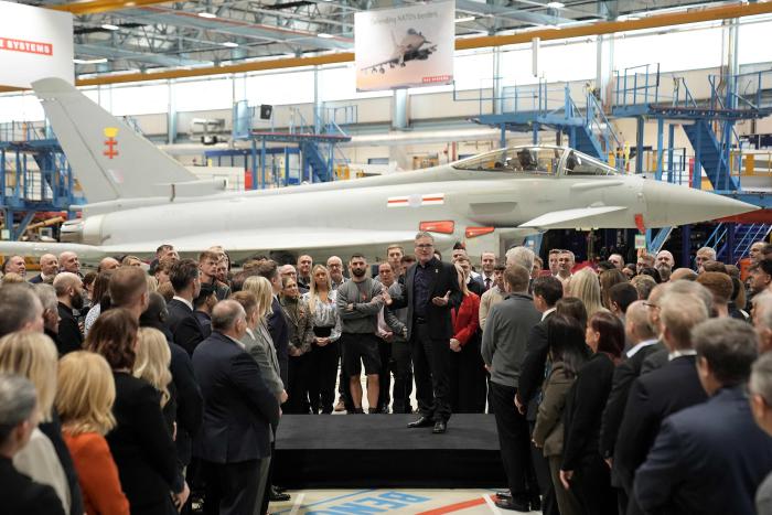 Lielbritānijas premjerministrs vizītē "BAE Systems"