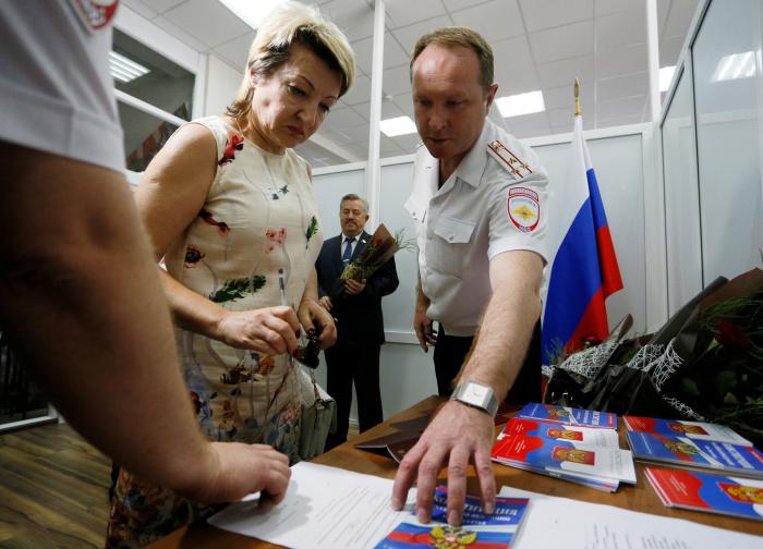 Sieviete balso okupētajā Doneckā