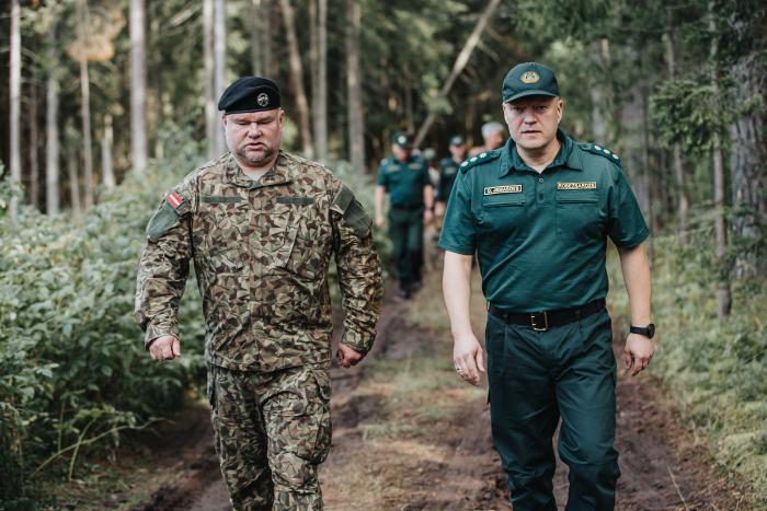 Pulkvedis G. Vizulis ar Valsts robežsardzes kolēģiem apmeklē Latvijas - Baltkrievijas robežu / Armīns Janiks / Aizsardzības ministrija