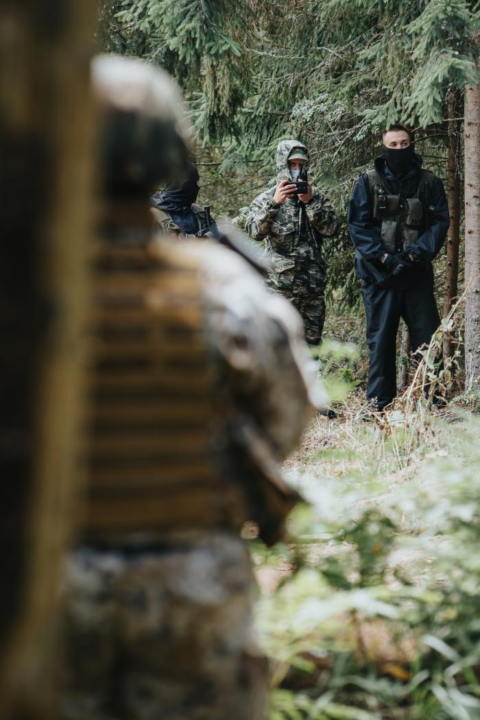 Zemessardzes 3. Latgales brigādes zemessargs aci pret aci ar Baltkrievijas militarizētajām vienībām uz abu valstu robežas / Armīns Janiks