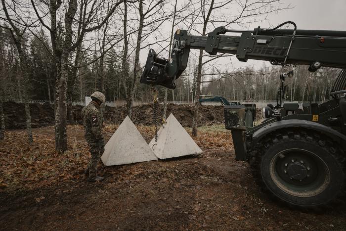 Šķēršļu izvietošana uz Latvijas Austrumu robežas / št.vsrž. Gatis Indrēvics / NBS