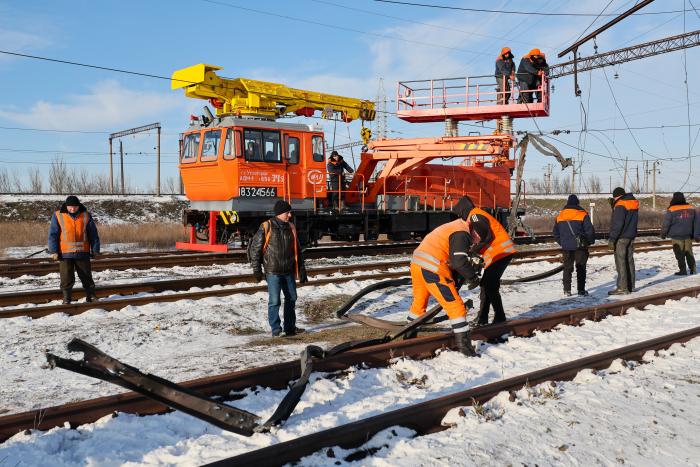 Pēc saņemtajiem triecieniem okupētajā Doņeckas apgabalā strādnieki labo dzelzceļa sliedes. 21.02.2026.