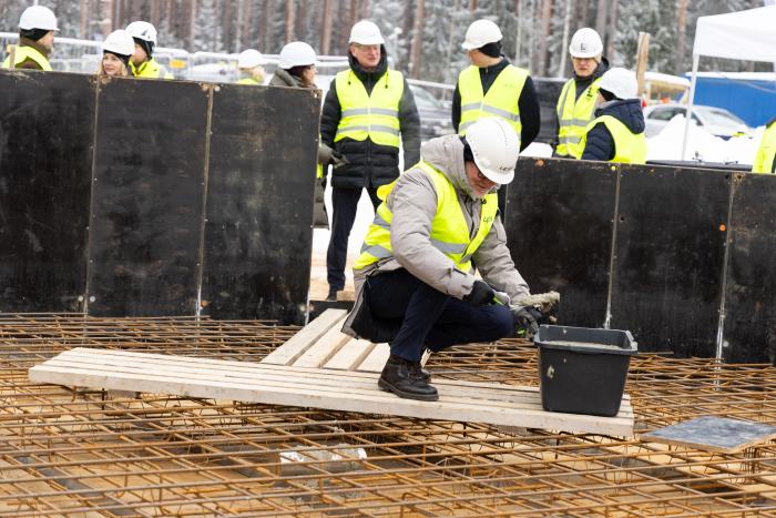 Ministrs lej betonu virsū kapsulai