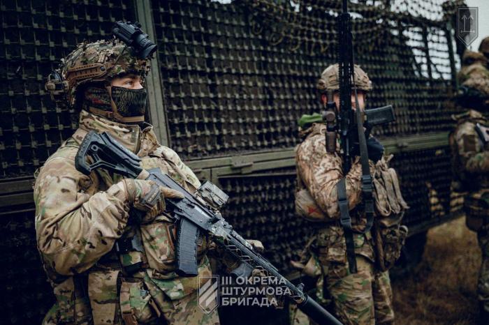 Ukrainas bruņoto spēku 3. Triecienbrigādes 2. Trieciena bataljona karavīri apmācībās ar Latvijā ražotajiem bruņutransportieriem "Patria 6x6" /Ukrainas bruņoto spēku 3. Triecienbrigādes 2. Trieciena bataljons