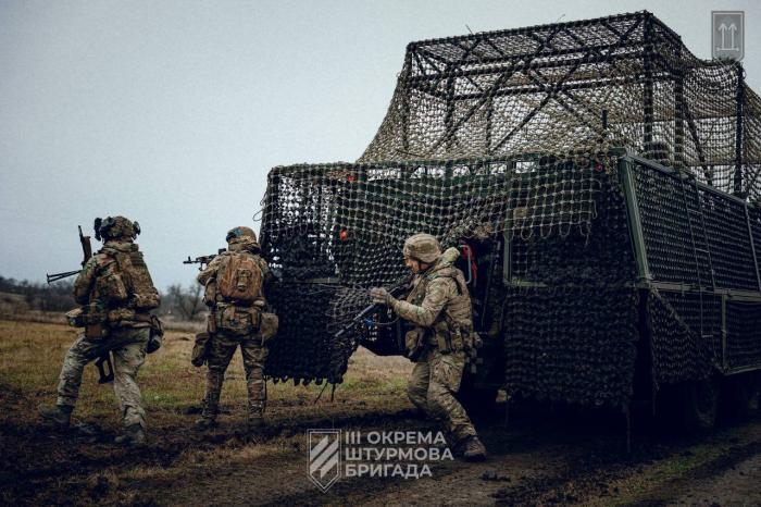 Ukrainas bruņoto spēku 3. Triecienbrigādes 2. Trieciena bataljona karavīri apmācībās ar Latvijā ražotajiem bruņutransportieriem "Patria 6x6"