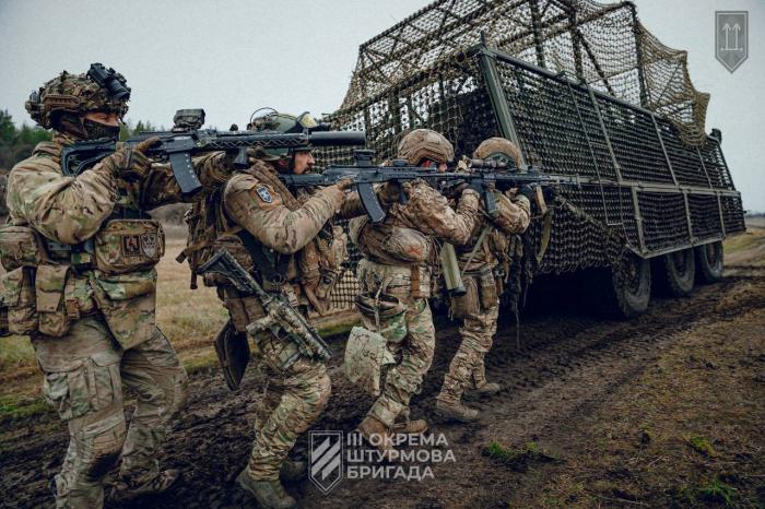 Ukrainas bruņoto spēku 3. Triecienbrigādes 2. Trieciena bataljona karavīri apmācībās ar Latvijā ražotajiem bruņutransportieriem "Patria 6x6" /Ukrainas bruņoto spēku 3. Triecienbrigādes 2. Trieciena bataljons