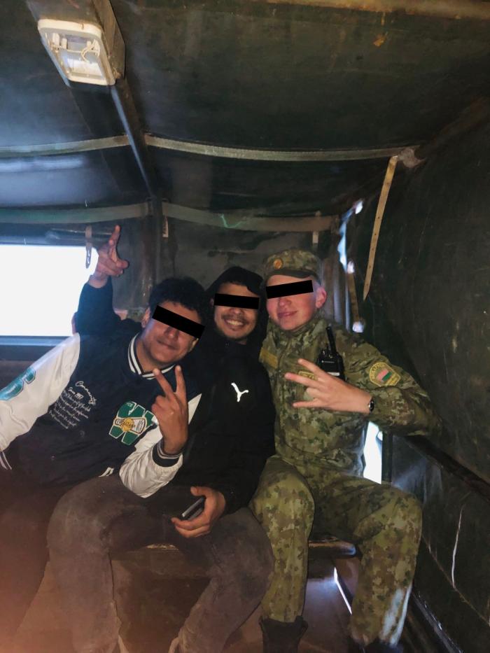 Baltkrievijas robežsargs, kas pavada nelegālos migrantus