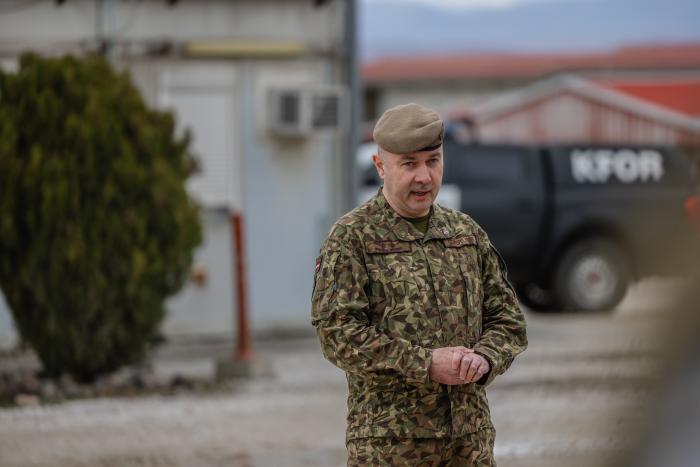 Ģenerālis Kerlins uzrunā karavīrus Kosovā