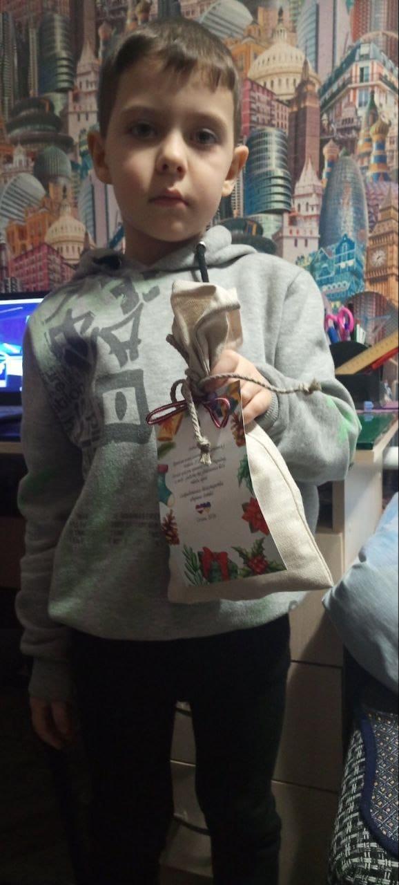 Karā cietušie Ukrainas bērni saņem AM saziedotās saldumu paciņas / "Uzņēmēji meram" / Elmārs Pļaviņš