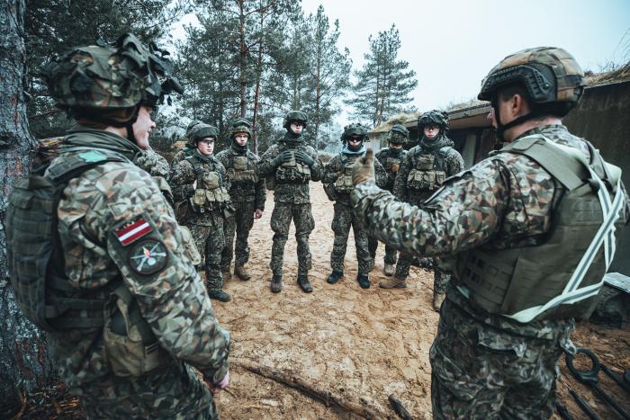 Valsts aizsardzības dienesta karavīri apgūst spridzināšanas iemaņas