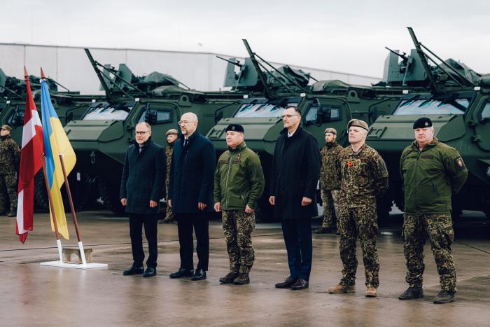 Ukrainas aizsardzības ministram tika nodots 21 Ukrainas bruņotajiem spēkiem paredzētais “Patria” 6x6 bruņutransportieris