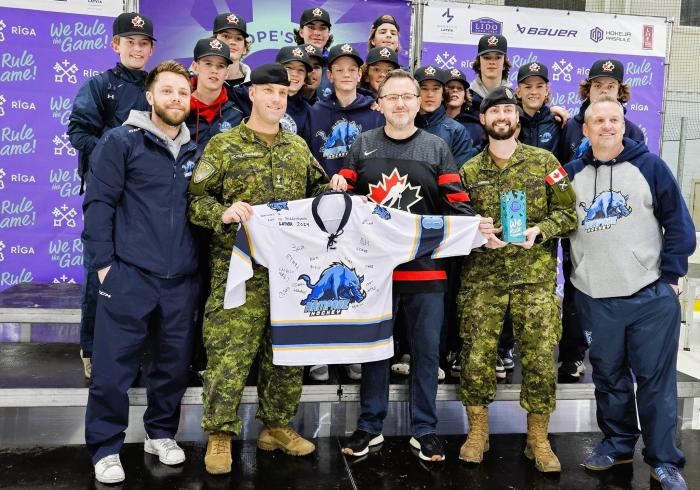 Hokeja kausa pasniegšanā