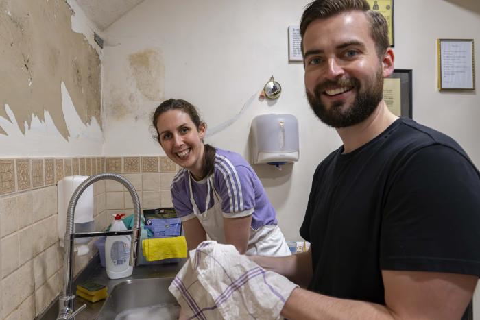 Zupas virtuvē Džeimss mazgā traukus