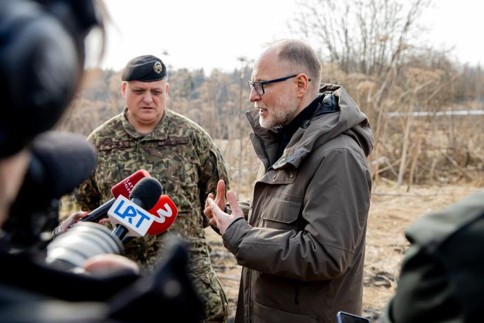 Aizsardzības ministrs A.Sprūds Ukrainas drona nokrišanas vietā