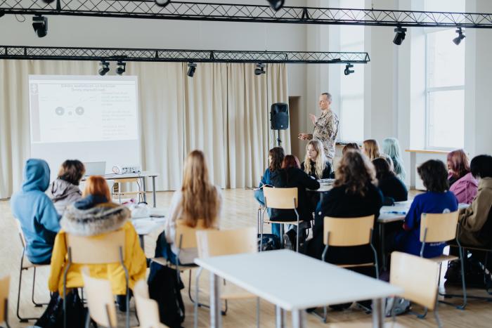 Jaunieši apgūst teoriju