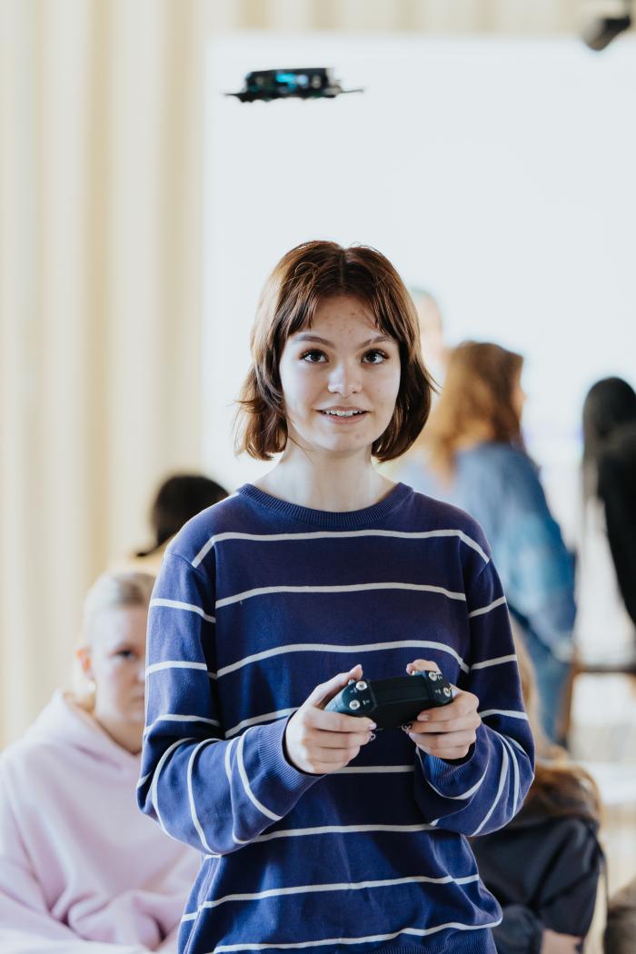 Gabriela apgūst drona pilotēšanu