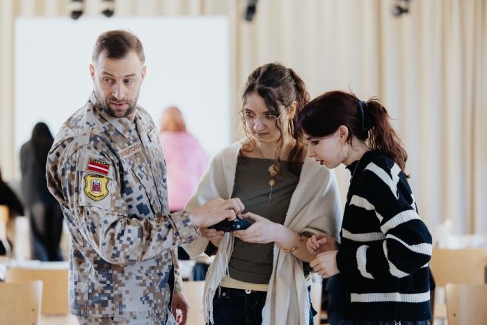 Skolnieces apgūst drona pilotēšanu