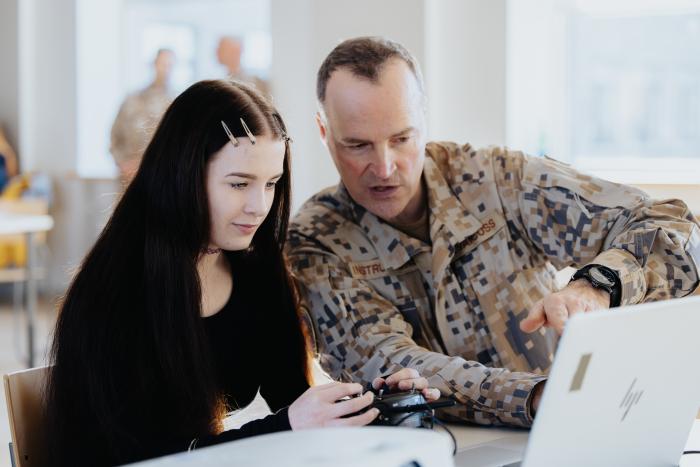 Jauniete apgūst drona lidošanu simulatorā