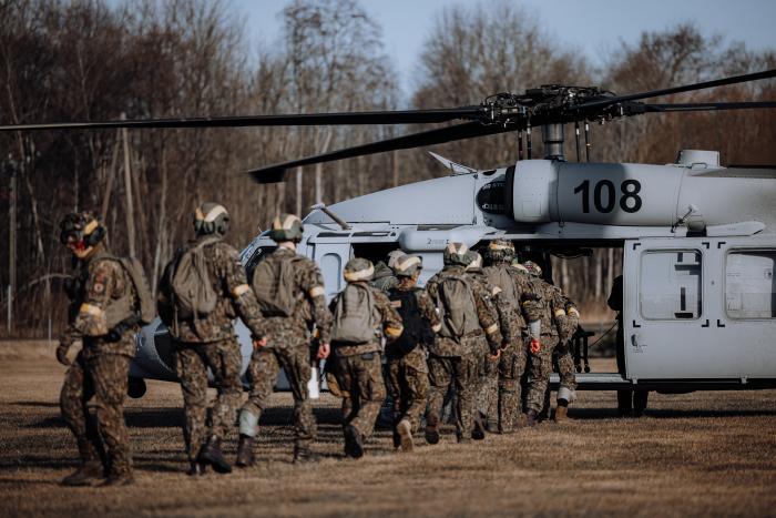 Helikopteris savāc ievainotos