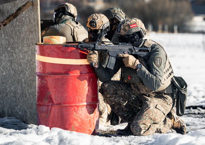 Karavīri kaujas šaušanā