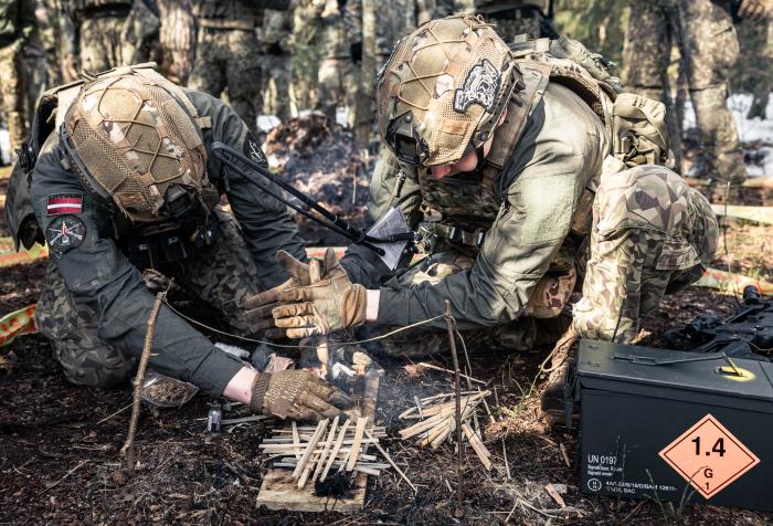 Karavīri aizdedzina ugunskuru