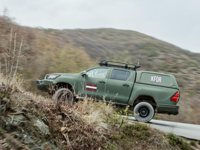 Vienības mašīna Kosovā