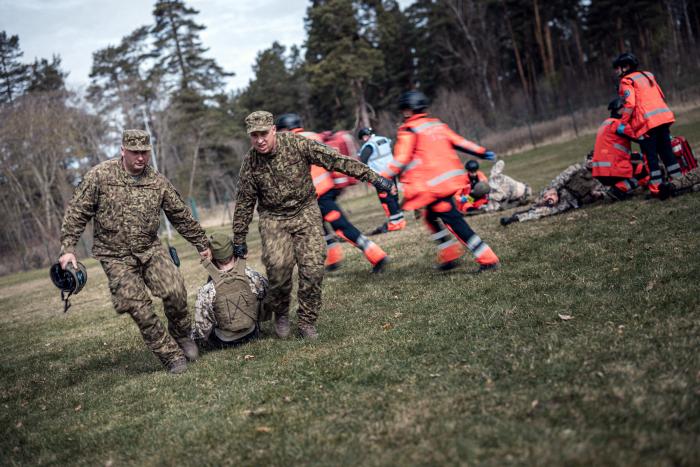 Zemessargi nogādā cietušos drošākā apvidū