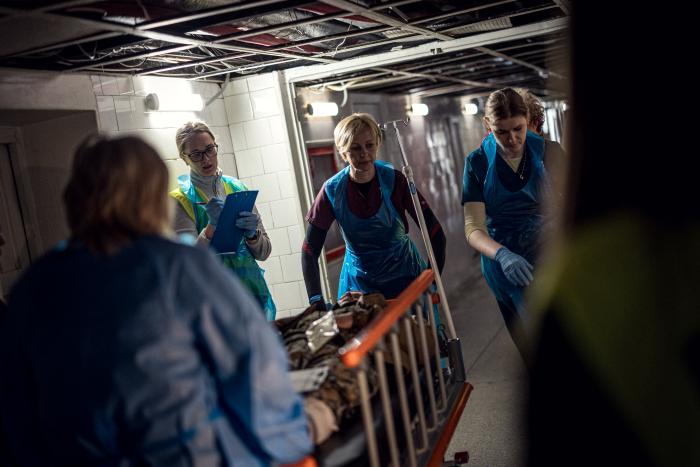 Medicīnas darbinieki slimnīcā saņem cietušos